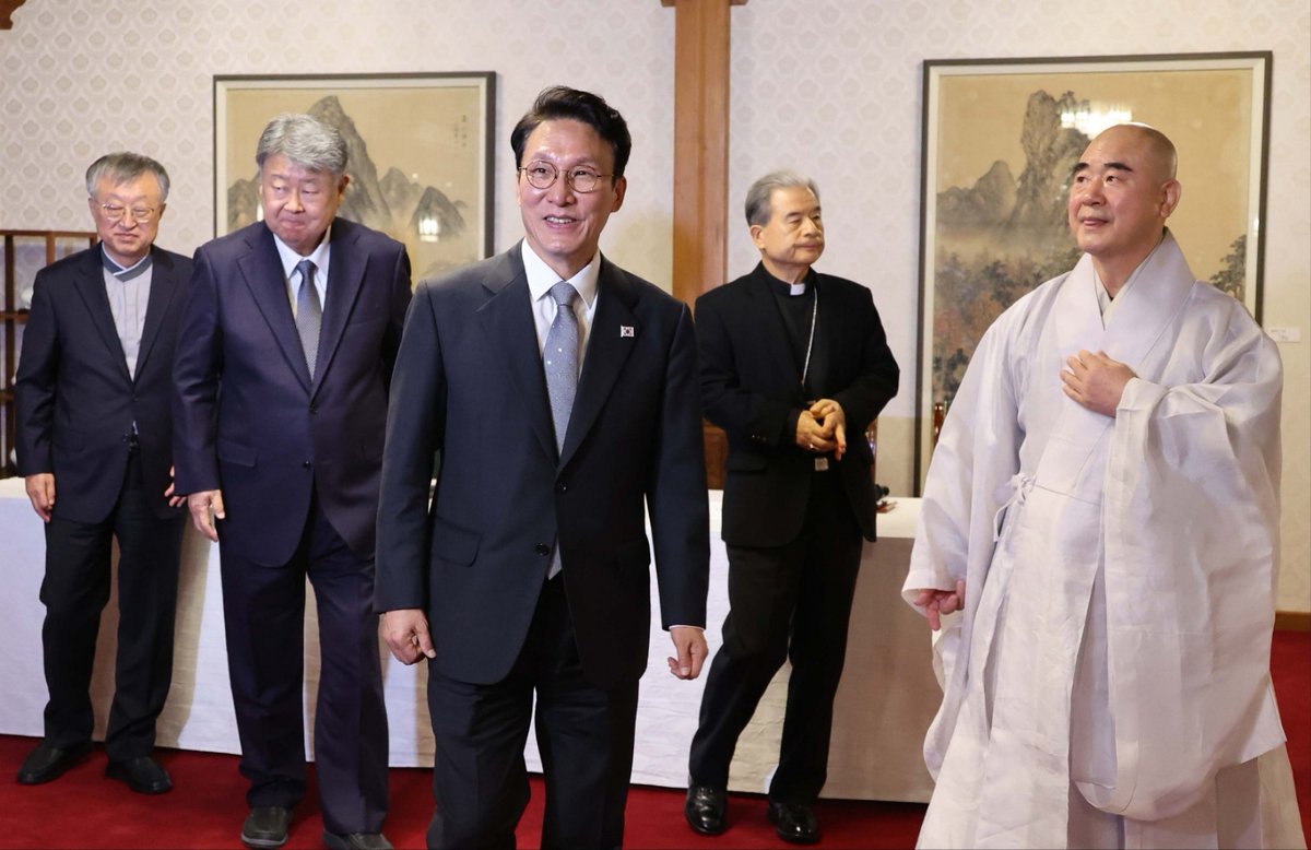 PrimeMinisterKR's tweet image. #총리일보 (’25. 11. 24.)

아침 일찍 삼청동 총리공관에서 종교계 지도자분들을 모시고 ‘상생협력 원탁회의’ 첫 만남을 가졌습니다.

우리 사회 여러 문제의 해법을 정부와 종교계가 함께 모색하는 자리로, 첫 주제는 생명존중 및 자살예방이었습니다. 오늘 만남이 실질적인 생명 살림의 길로 이어질…