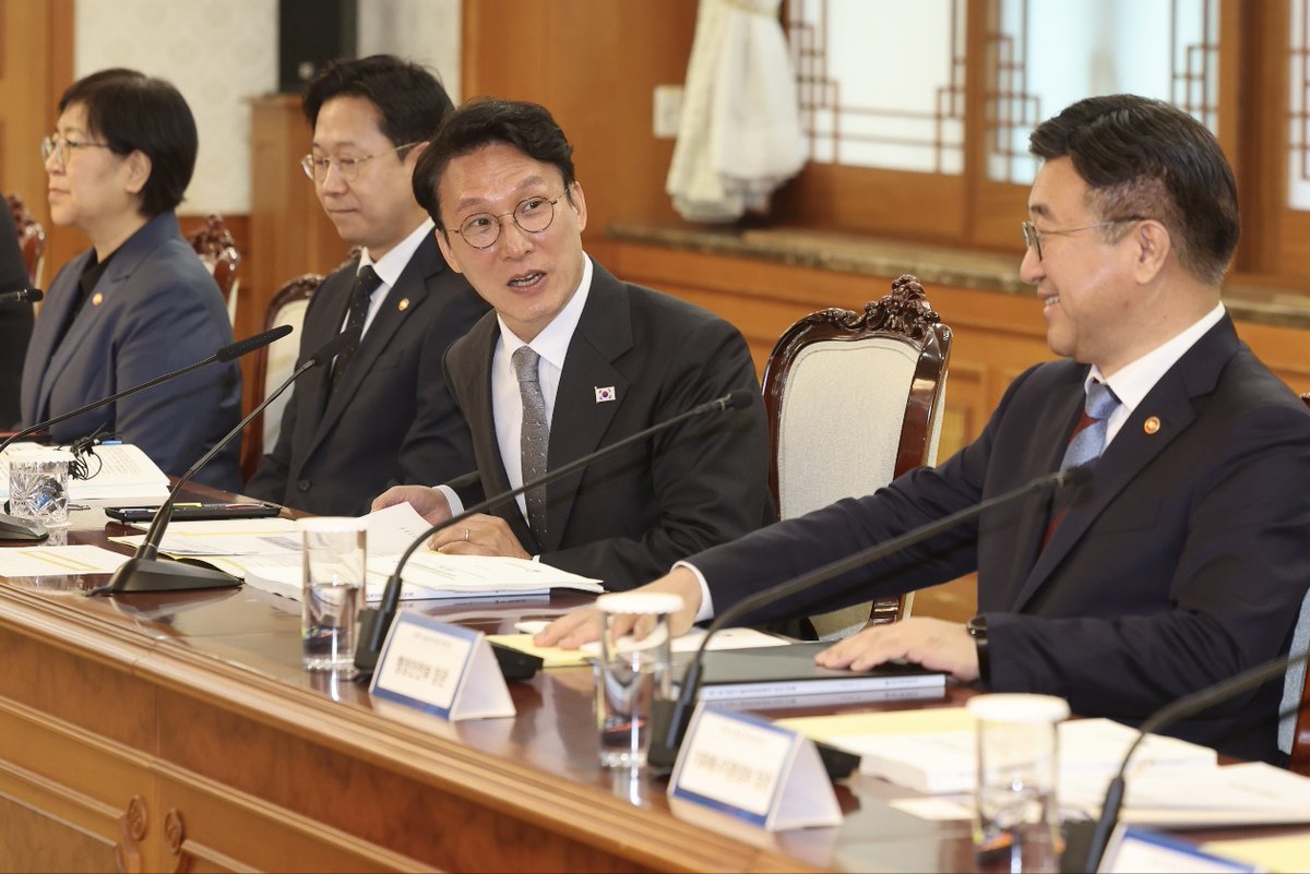 PrimeMinisterKR's tweet image. #총리일보 (’25. 11. 24.)

아침 일찍 삼청동 총리공관에서 종교계 지도자분들을 모시고 ‘상생협력 원탁회의’ 첫 만남을 가졌습니다.

우리 사회 여러 문제의 해법을 정부와 종교계가 함께 모색하는 자리로, 첫 주제는 생명존중 및 자살예방이었습니다. 오늘 만남이 실질적인 생명 살림의 길로 이어질…