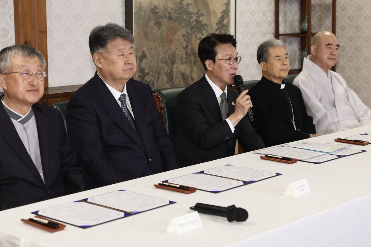 PrimeMinisterKR's tweet image. #총리일보 (’25. 11. 24.)

아침 일찍 삼청동 총리공관에서 종교계 지도자분들을 모시고 ‘상생협력 원탁회의’ 첫 만남을 가졌습니다.

우리 사회 여러 문제의 해법을 정부와 종교계가 함께 모색하는 자리로, 첫 주제는 생명존중 및 자살예방이었습니다. 오늘 만남이 실질적인 생명 살림의 길로 이어질…