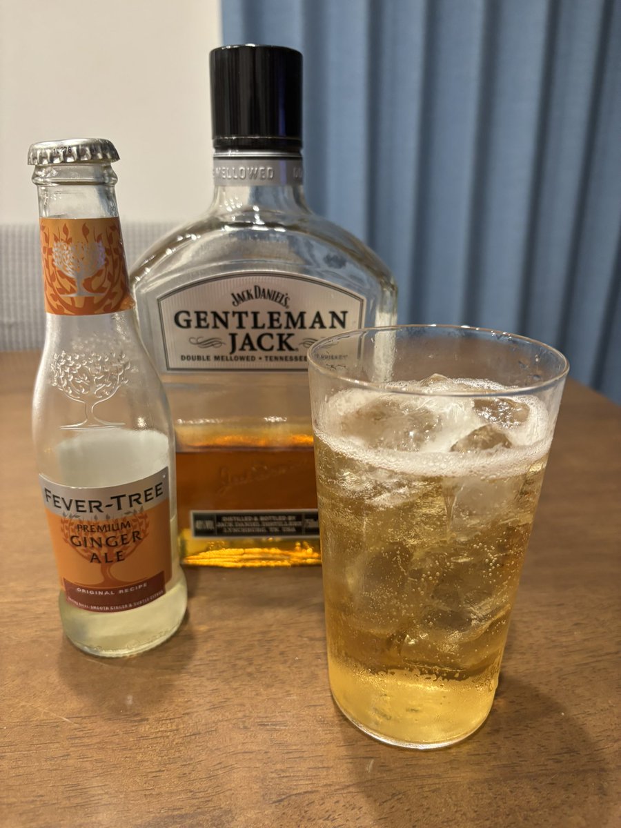 CatsTail_DOL's tweet image. 皆様お疲れ様です❗️
連休最終日〜🐈‍⬛🐾໊

 #晩酌 本日の最初の1杯
 #GENTLEMANJACK を
 #FEVERTREE ジンジャーエールで
カクテルしていくぞー‼️

ジャックジンジャー🥃🫚
グレーンの甘香ばしさと
ジンジャーエールの甘ピリ感の融合
缶ハイとは別物で美味し😋

感謝のカンパーイ🥃✨