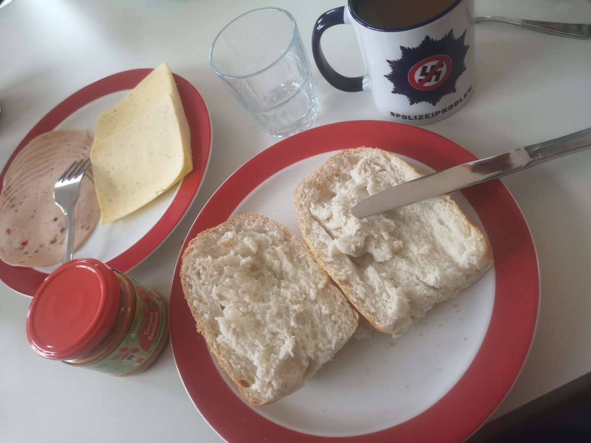 HalfShinyHead's tweet image. Geburtstagsfrühstück in der Werkstatt. Klient*innen geben einen aus.
#goVegan
#Multivitaminsaft für wegen der Sicherheit.
#Polizeiproblem von @KauftKoerrie