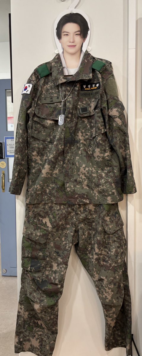 tanS_1122's tweet photo. #작은눈송이_우지의_탄생일
#설부화뾰

도박중독자 김탄산을 무작정 럭드돌리게한 카페... 진심 모든게 너무 예뻤고 감동적이고 우지를 너무 사랑하심 군복입혀놓은거 진짜 개웃겼어요 걍 참을 수 없이 좋기만 한 카페였댜,, 열어주셔서 감사합니다💕💕 https://t.co/GsNIndaRKP