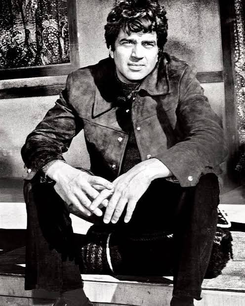 JaanoMobile's tweet photo. A legendary actor is not anymore. Thanks for entertaining us. Om Shant🙏
#DharmendraDeol 
#शोले का वीरू https://t.co/PNH2mMbe79