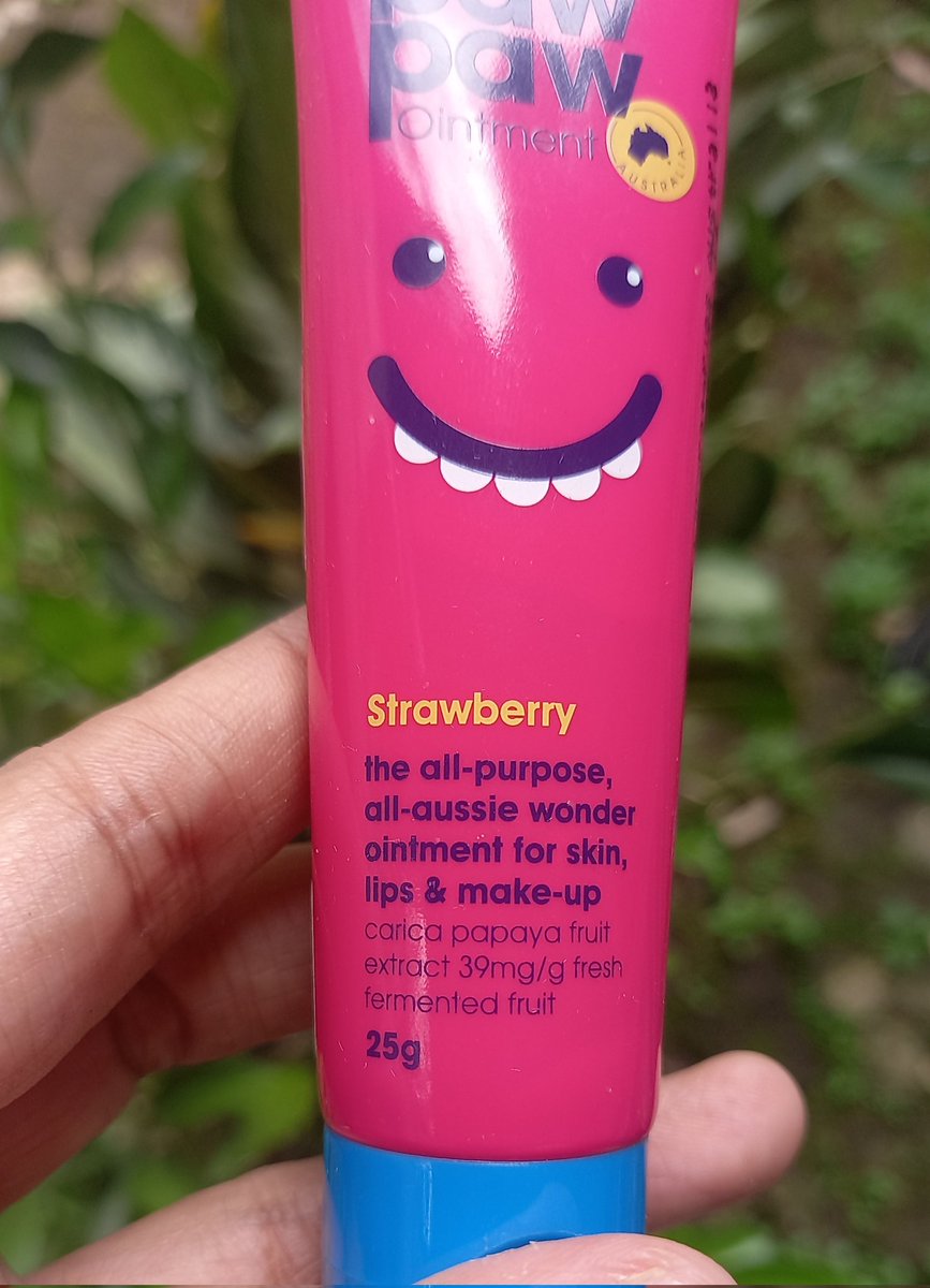Awal beli produk ini tuh aku disaranin temen (big thanks to mba monic) karena bibirku kering dan ngeletek. Pas baca baca ternyata Pure Paw paw ini tuh multipurpose ointment yang bisa digunain di kulit, bibir dan make-up