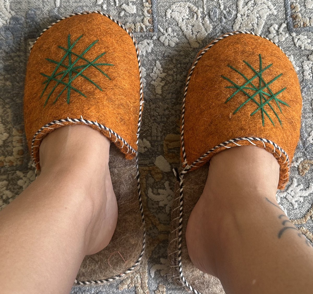 Spring_Adn's tweet image. دمپایی هایی باعث شد از پله ها سقوط کنم
صد در صد پشم بز 
نتیجه ی اخلاقی این که
اونایی که گرم ( نمی تونم بگم گرم و نرم چون خیلی زبره) نگهتون می دارند
بالاخر یه روزی باعث سقوطتون می شوند
هشتگ به بز و گوسفندها اعتماد نکنید