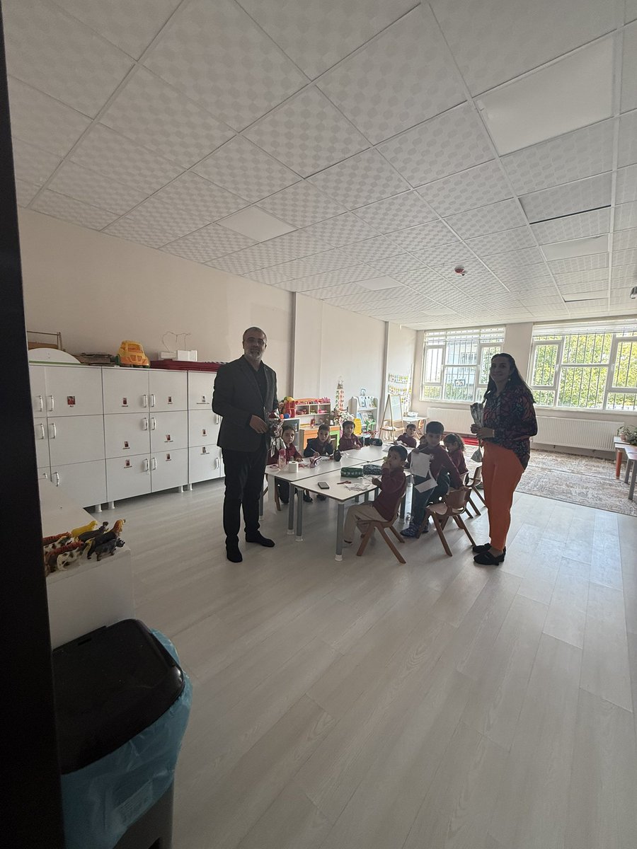 yusufaslan_02's tweet image. “Ak Yol Derneği ve yönetimi olarak, Öğretmenler Günü münasebetiyle Adıyaman–Kahta Şehit Şükrü Özmen Anaokulu’nu ziyaret ederek değerli öğretmenlerimizin Öğretmenler Günü’nü tebrik ettik.”