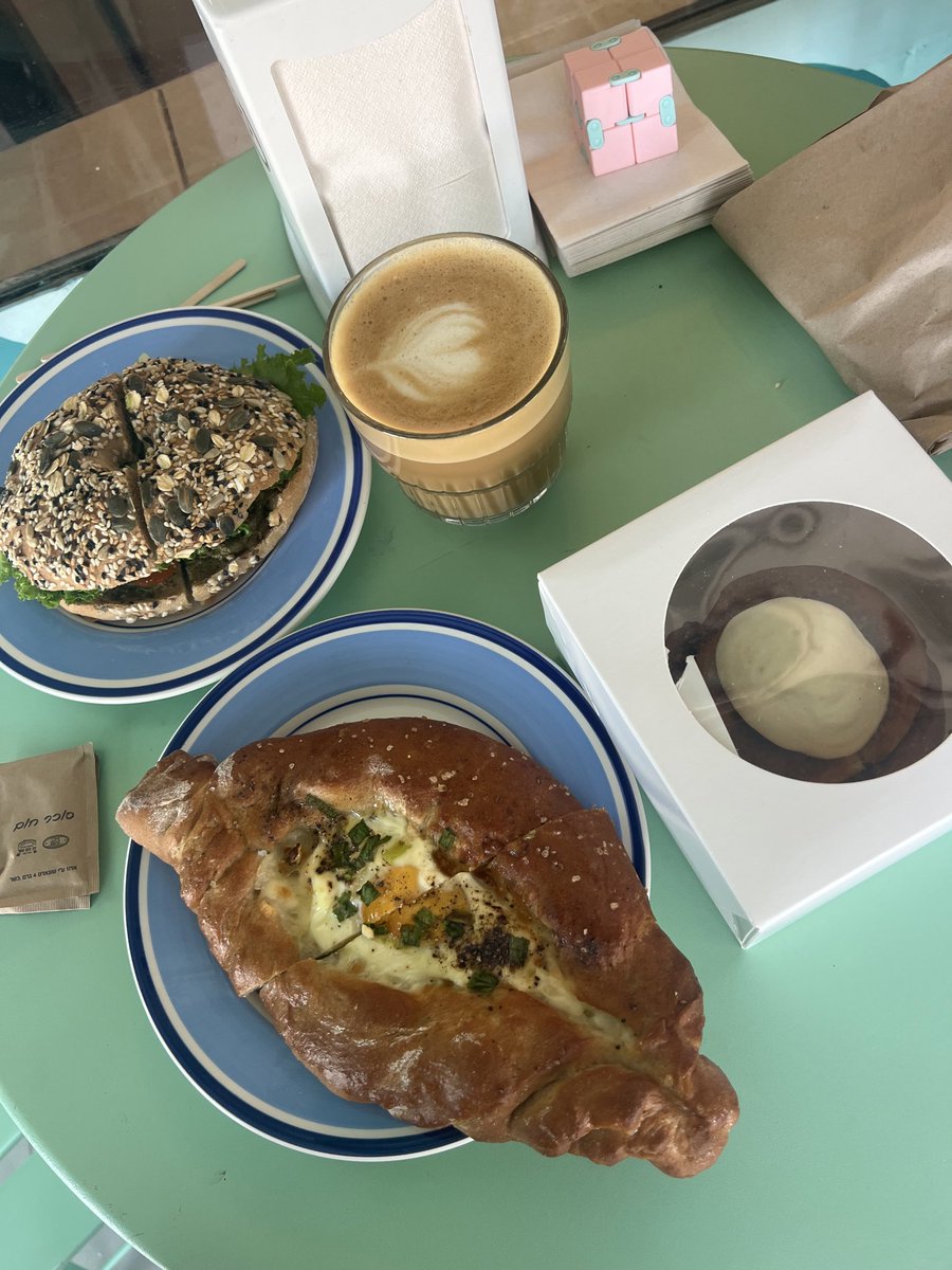 Nutshell0O7's tweet image. אני אמרתי לה
והיא אמרה לי
מה אמרתי לה- 
כשהיא אמרה לי
אמרתי לה: 
בואי להתנחם איתי 💚
#ככהחוגגיםמחלהשלבת8