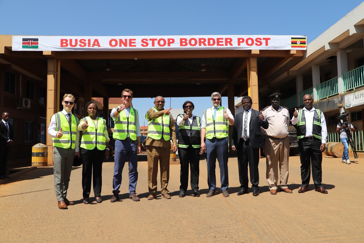 UKinKenya's tweet photo. Guess which truck downloaded Kenya's new eCustoms App? 

🚛🌬️
|┆|
|┆|
|┆|
🛑 KENYAN BORDER 🛑
🚛🚛🚛🚛🚛🚛🚛

#eCustomsForAll #GoGarGoTogether #KeepAfricaTrading https://t.co/nXej2RqV33