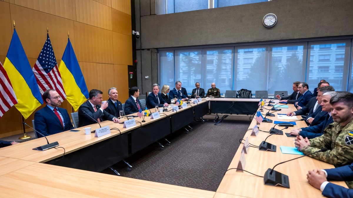 CGambescia's tweet image. Quando la diplomazia sacrifica la sovranità, la “pace” rischia di diventare una tregua fragile. L’Ucraina non può essere un oggetto di negoziato.
#Ucraina #Sovranità #PaceNonInSaldo #Europa #Diplomazia
…iametapolitics2puntozero.blogspot.com/2025/11/quando…