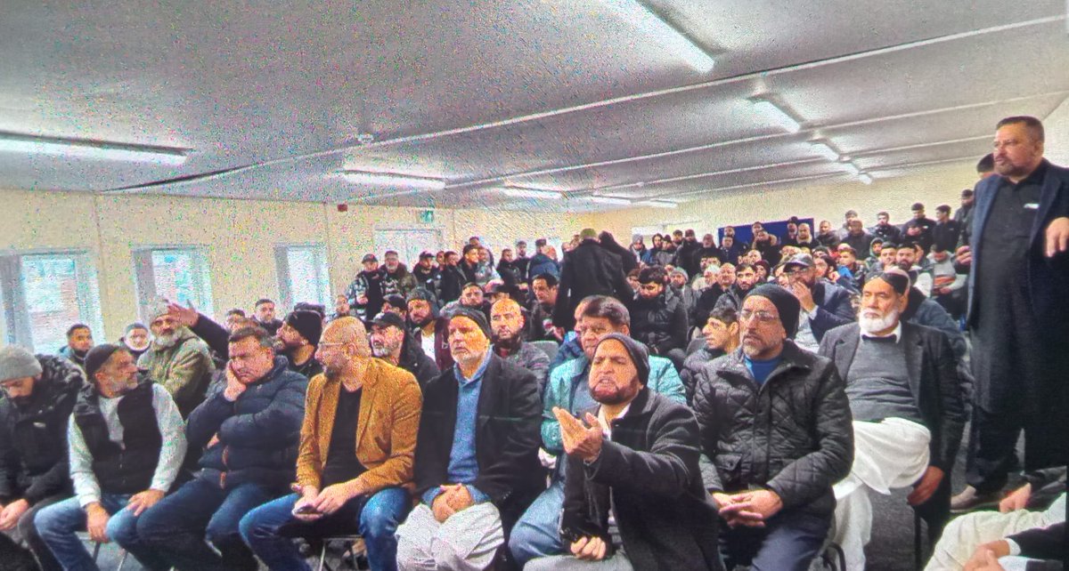 recusant_raja's tweet image. This is not an AI image. It was taken recently at a political meeting of a group who go by the name 'the Oldham Group. Led by Pakistani men, with multiple links to organised crime networks, they are attempting to wrestle control of the council.

Want to know how towns like Oldham…