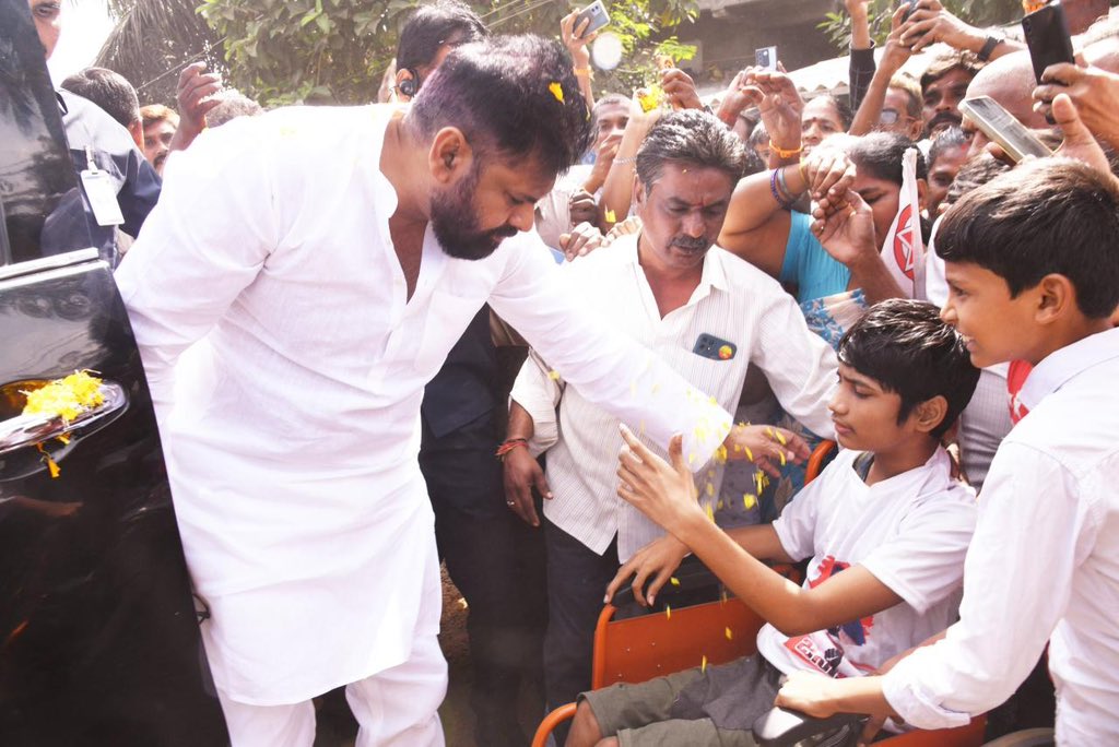 APDeputyCMO's tweet image. ఏలూరు జిల్లా పర్యటనలో భాగంగా రాష్ట్ర ఉప ముఖ్యమంత్రి @PawanKalyan ఈ రోజు పొంగుటూరు – లక్కవరం రహదారిని పరిశీలించారు. గతంలో ఇచ్చిన హామీ ప్రకారం ఈ 6.1 కి.మీ కీలక రహదారి అభివృద్ధికి ప్రభుత్వం ₹1.5 కోట్లు మంజూరు చేసి ఆ నిధులతో చేపట్టిన మరమ్మత్తు పనుల పురోగతిని ఆయన ప్రత్యక్షంగా…