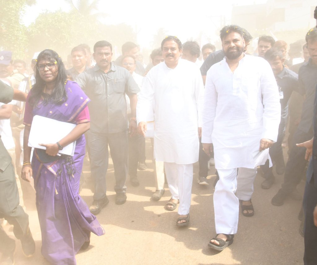 APDeputyCMO's tweet image. ఏలూరు జిల్లా పర్యటనలో భాగంగా రాష్ట్ర ఉప ముఖ్యమంత్రి @PawanKalyan ఈ రోజు పొంగుటూరు – లక్కవరం రహదారిని పరిశీలించారు. గతంలో ఇచ్చిన హామీ ప్రకారం ఈ 6.1 కి.మీ కీలక రహదారి అభివృద్ధికి ప్రభుత్వం ₹1.5 కోట్లు మంజూరు చేసి ఆ నిధులతో చేపట్టిన మరమ్మత్తు పనుల పురోగతిని ఆయన ప్రత్యక్షంగా…