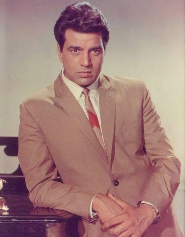 भारतीय सिनेमा के महान अभिनेता और सबके प्रिय कलाकार धर्मेंद्र जी के निधन का समाचार अत्यंत दुखद है।

उन्होंने अपनी अद्भुत प्रतिभा, सादगी और जीवंत अभिनय से करोड़ों दर्शकों के हृदय में अमिट स्थान बनाया। उनका जाना भारतीय फिल्म जगत के एक स्वर्ण युग का अंत है।

ईश्वर दिवंगत आत्मा को