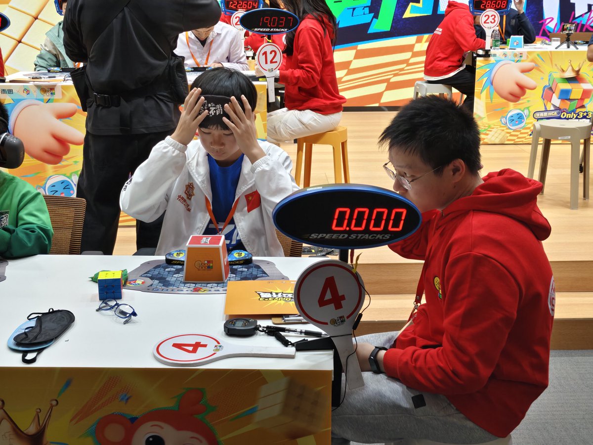 BeijingEvening's tweet image. Solving a 3x3 Rubik's Cube in under 4 seconds! On Nov. 23, a "3x3 Rubik's Cube Open Competition" was held in Beijing, where the participating children wielded "magic" on their fingertips. #rubikscube