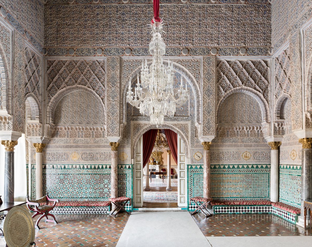 Hoy os mostramos el Salón de Audiencias del Cuatro Alto del Real Alcázar de Sevilla👀

Aunque la configuración del Alcázar es del s. XIV, de época almohade se aprecian elementos arquitectónicos nazaríes, toledanos, califales y almohades🕌