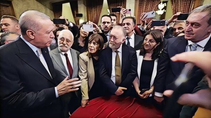 10 yıldır az gidip uz giden iradenin vardığı yerin fotoğrafını ekliyorum👇bir
Kürt sorununun çözüm tekelinin PKK ya geçmesi sosyalistlerin ve CHP nin eksikliğidir.
Neyse ki bunun geç de olsa farkına varılıyor.
Bunu, muhalefete tuzak olarak kuranlara vagon olmamak da bir gelişme