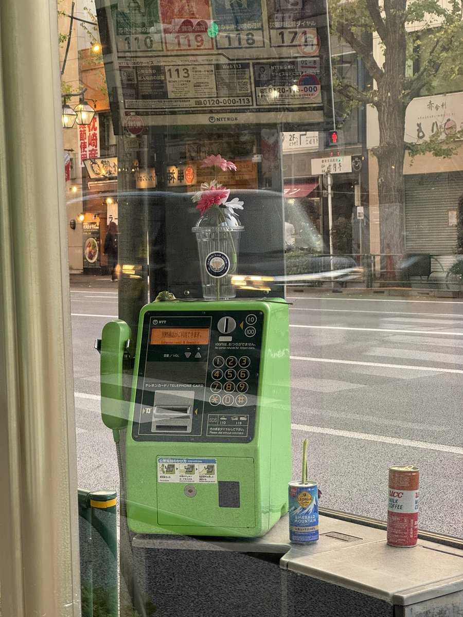 Catarotime's tweet image. 路過電話亭
彎過大樓轉角
再沿著石梯向上

四捨五入我也算是陪著蕾潔一起上班了😔💐

電話亭跟階梯旁都有人放花
不准這麼逼人的眼淚🥲