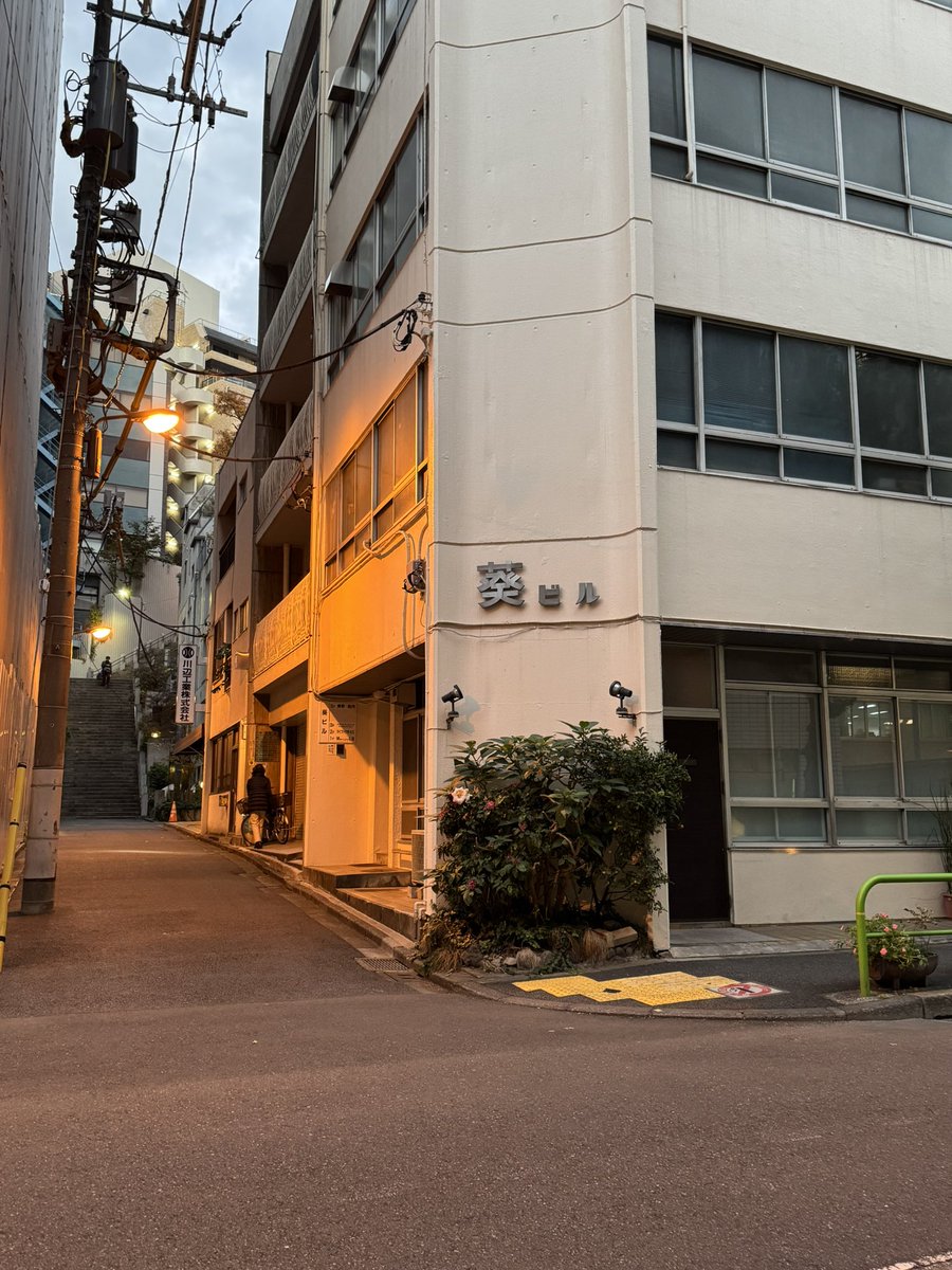 Catarotime's tweet image. 路過電話亭
彎過大樓轉角
再沿著石梯向上

四捨五入我也算是陪著蕾潔一起上班了😔💐

電話亭跟階梯旁都有人放花
不准這麼逼人的眼淚🥲