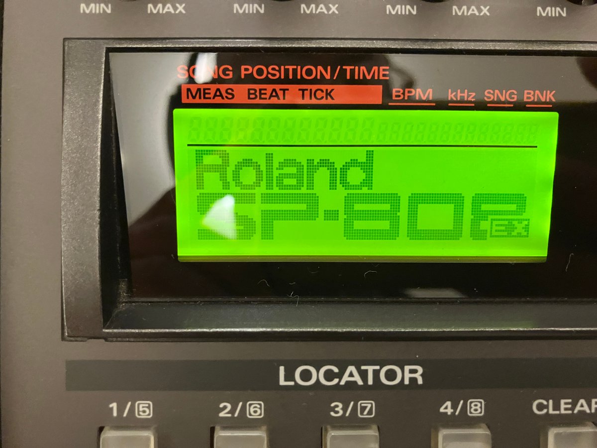 …と言いつつ、内緒のおまじないをしたら無事受信して合法的に脱法じゃなくてRoland SP-808EXにアップデートできた。ドライブ？んなもんZIP250にすげ替えてるに決まってますわよ♪ これでモノフォニックシンセが使える♪#roland #SP808 #シンセサイザー