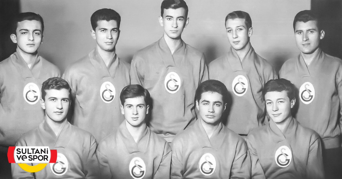 1950'li yılların ikinci yarısında Galatasaray Lisesi Basketbol Takımı.
Soldan sağa
Ayaktakiler: Mehmet Kortay, Tuğrul Demir, Ayhan Kahyaoğlu, Nurgün Kut, Vahap Aksoy
Oturanlar: Metin Petorak, Lütfü, Şinasi Önengüt, Yavuz Demir
Foto kaynak: Galatasaray Lisesi 1957 Mezunları 50.Yıl