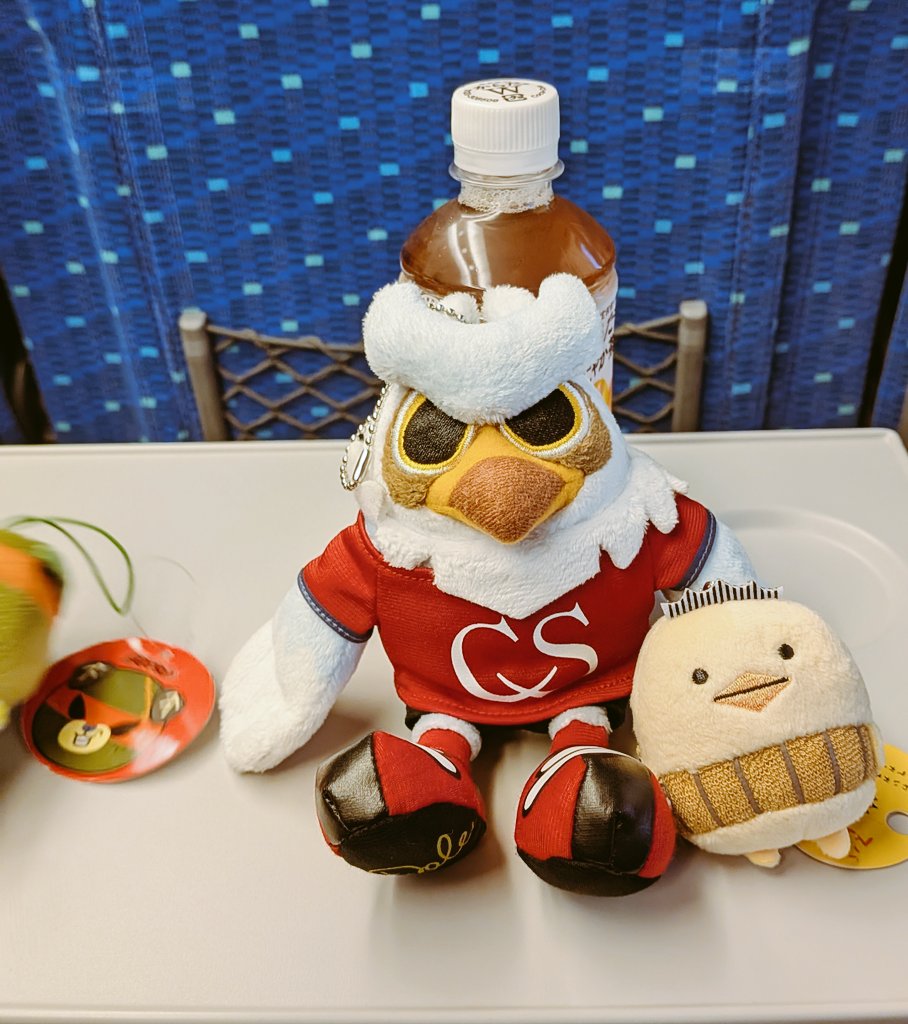 無事に新幹線乗った！FC今治はマスコットいないのでダークみきゃんとバリィさんを連れて帰ります🍊🦠🐦新幹線で撮ってたらダークみきゃんが転がった🤭