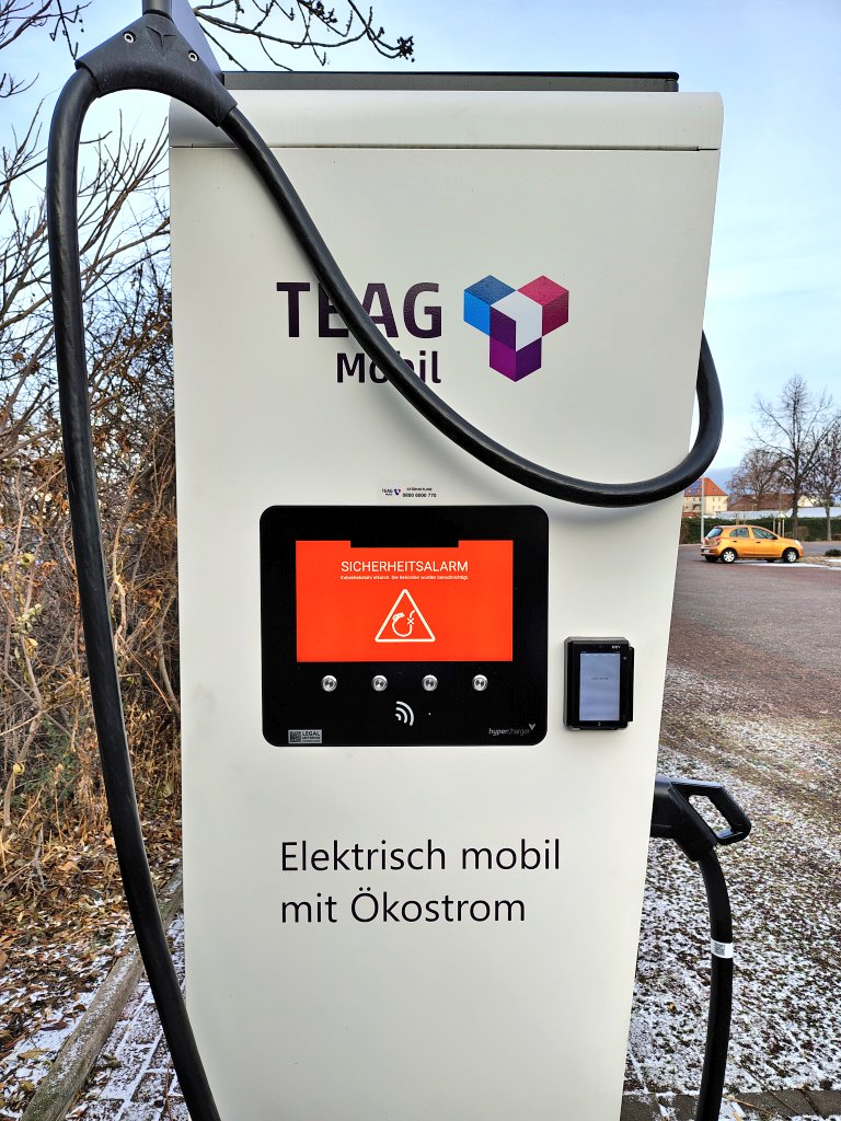 HagenHauske's tweet image. Was für asoziale *****. Kabeldiebstahl an meiner Lieblings-Ladestelle (#TEAG, Schlachthofstr., #Erfurt) 🤬🤯😤 #emob