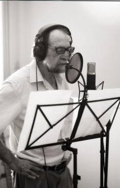 «Me acerco al horizonte y ya no está.
(…) Siempre está allí el horizonte, en el lugar exacto a donde no se llega».

#PabloGuerrero
de El portador de sonidos (2017)
en Poesía completa (1999-2022)
<a href="/ABADAeditores/">ABADA</a> (2023)

#PoesíaSobreHojasDeHierba 965 <a href="/ElOjoCriticoRNE/">El Ojo Crítico (RNE)</a> <a href="/radio5_rne/">Radio 5</a>