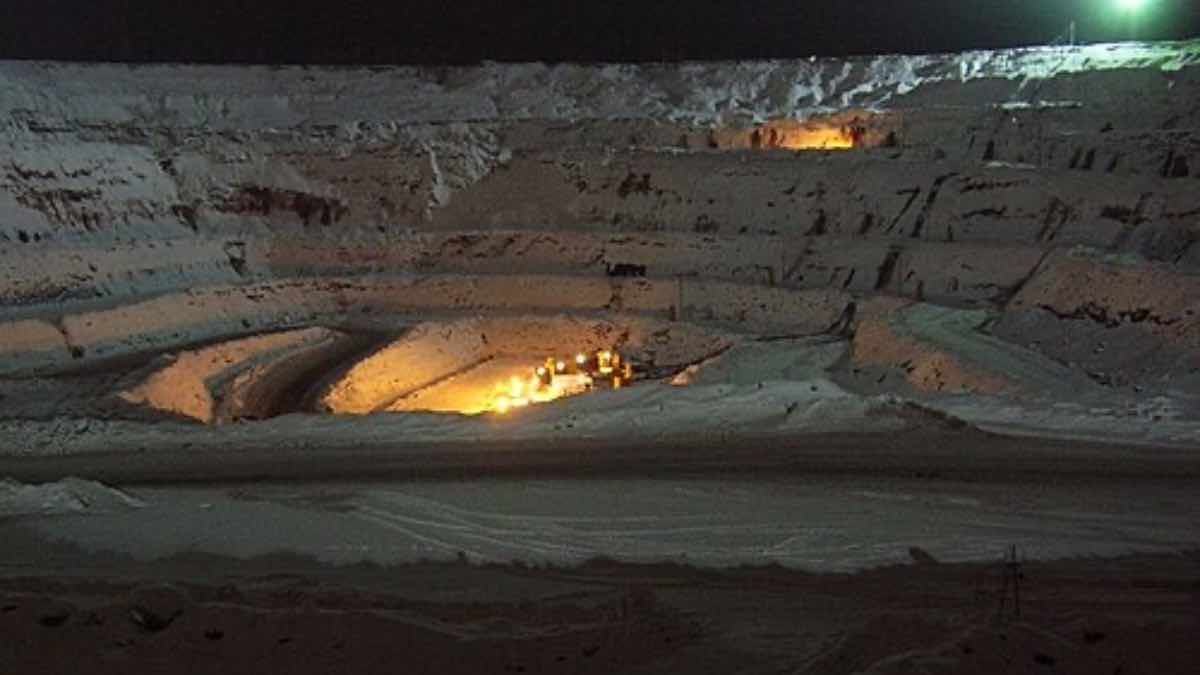 DiamondCityNews's tweet image. રશિયન સરકારે આલરોસાને હીરા કટિંગ-પોલિશિંગ યુનિટ સ્થાપવા પ્રોત્સાહિત કર્યા

DIAMOND CITY NEWS, SURAT

#AGDDiamonds #alrosa #Arkhangelsk #DiamondCityNews #DIAMONDNEWSPAPER #DIamondCutting #DiamondIndustry #DIAMONDNEWS #GribDeposit #PolishedDiamonds #Russia

diamondcitynews.com/russian-govern…