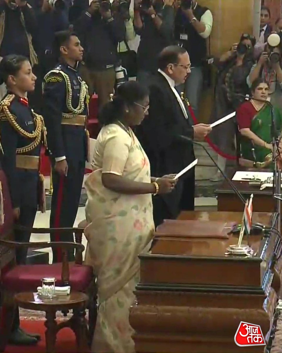 Anshuma45975144's tweet image. देश के 53 वे CJI बने जस्टिस सूर्यकांत।
राष्ट्रपति ने दिलाई शपथ।
#CJI #Oath
#DropadiMurmu