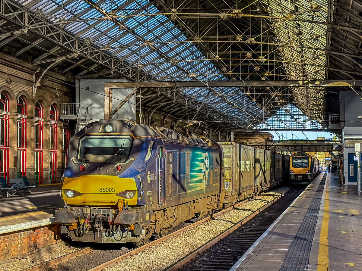 miles_chains's tweet image. DRS 88003 ‘Pandora’ passes through Preston with 4M27, Coatbridge to Daventry containers. Great to see these DRS locos hauling freight, as they don’t seem to have many locos left compared to a few years ago.
#Class88 #DRS #Preston