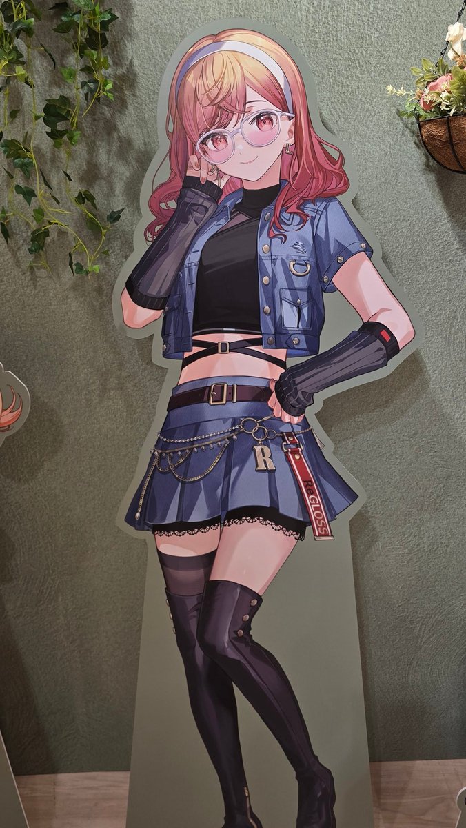 Razeru_Nissi's tweet image. 心斎橋HMVのReGLOSS 2ndアルバム発売記念オンリーショップと展示覗いてきた!!
HMV限定のソロ曲ジャケ写クッキー缶4人分買えて良かった～(*´∀｀*)
あと最近個人的に社長が熱いのでアクスタとビジュが良すぎるスクエア缶バッチ思わず買ってしまったw
りりなでとらではじ置いときます😚
#ReGLOSS