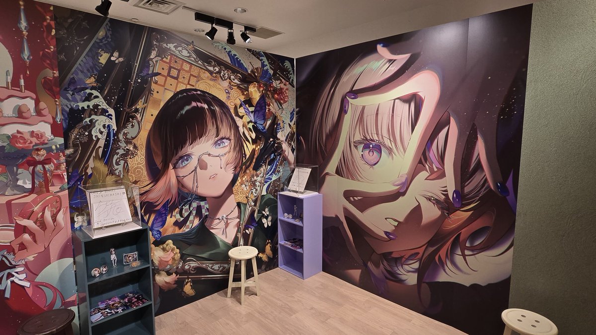 Razeru_Nissi's tweet image. 心斎橋HMVのReGLOSS 2ndアルバム発売記念オンリーショップと展示覗いてきた!!
HMV限定のソロ曲ジャケ写クッキー缶4人分買えて良かった～(*´∀｀*)
あと最近個人的に社長が熱いのでアクスタとビジュが良すぎるスクエア缶バッチ思わず買ってしまったw
りりなでとらではじ置いときます😚
#ReGLOSS