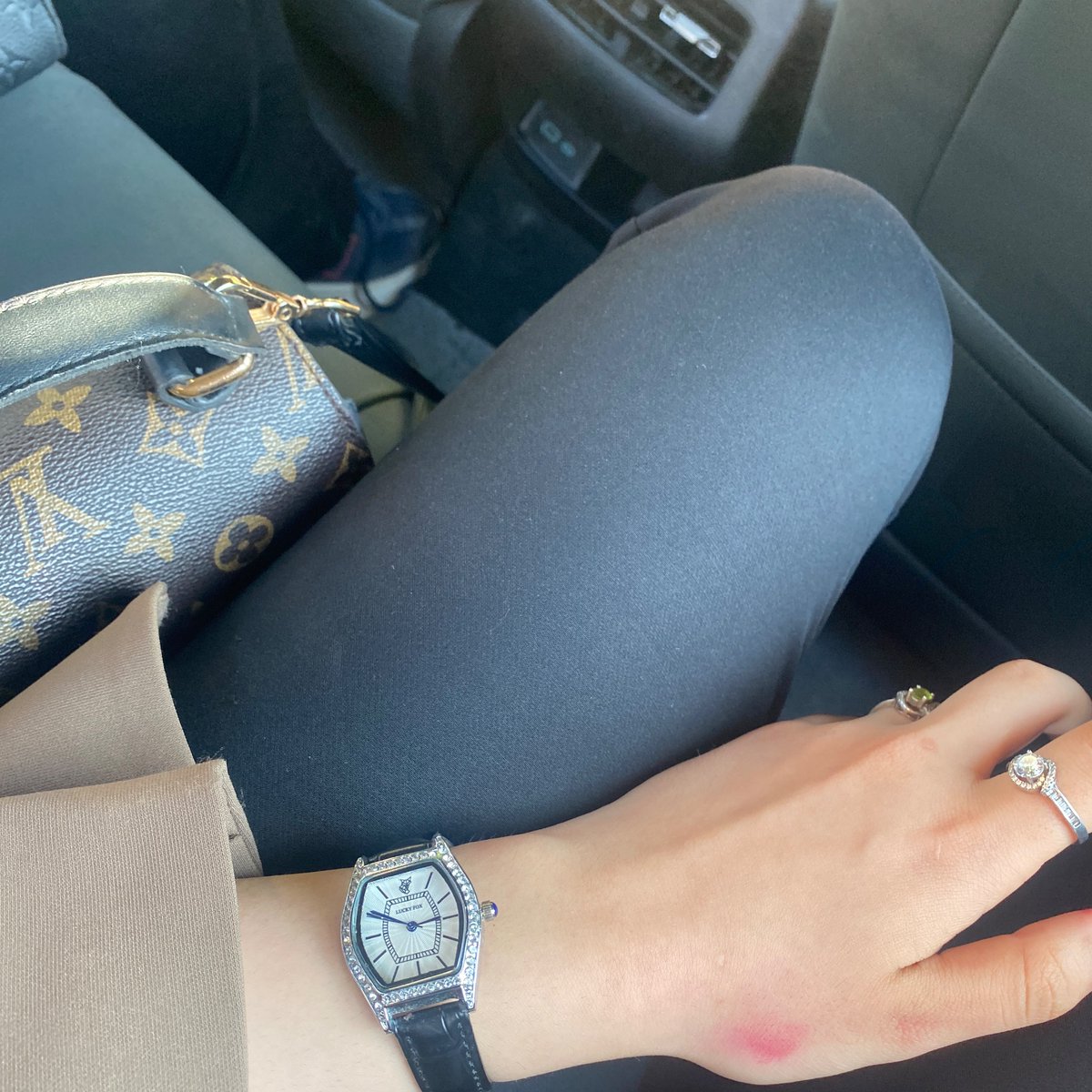 i1i1_u's tweet image. هاي الساعة يمكن مشتريتها ب١٥ الف و كل ساعتين يهبط الباتري ١٠ مرات بحيث اللبسها اكثر من الاوميكا والكاسيو
( من اللبسها تشاء الصدف واشوفها)