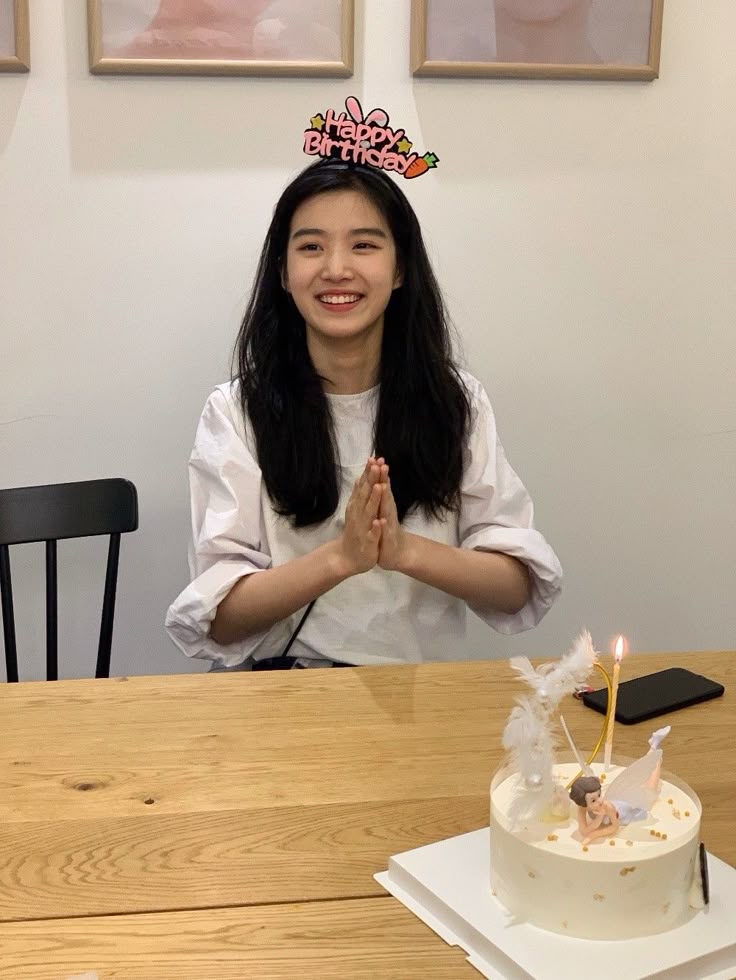 writaeing_'s tweet image. Nadeen kecil, maaf jika hidup tak selalu mengantar mimpi-mimpimu. 
Ternyata, jalannya tak semulus itu.
Tapi lihatlah, kita masih tumbuh.
Semoga di langkah-langkah selanjutnya, Tuhan izinkan agar lebih banyak waktu bagi kita untuk bernapas lega.

Selamat bertambah usia 👧🏻