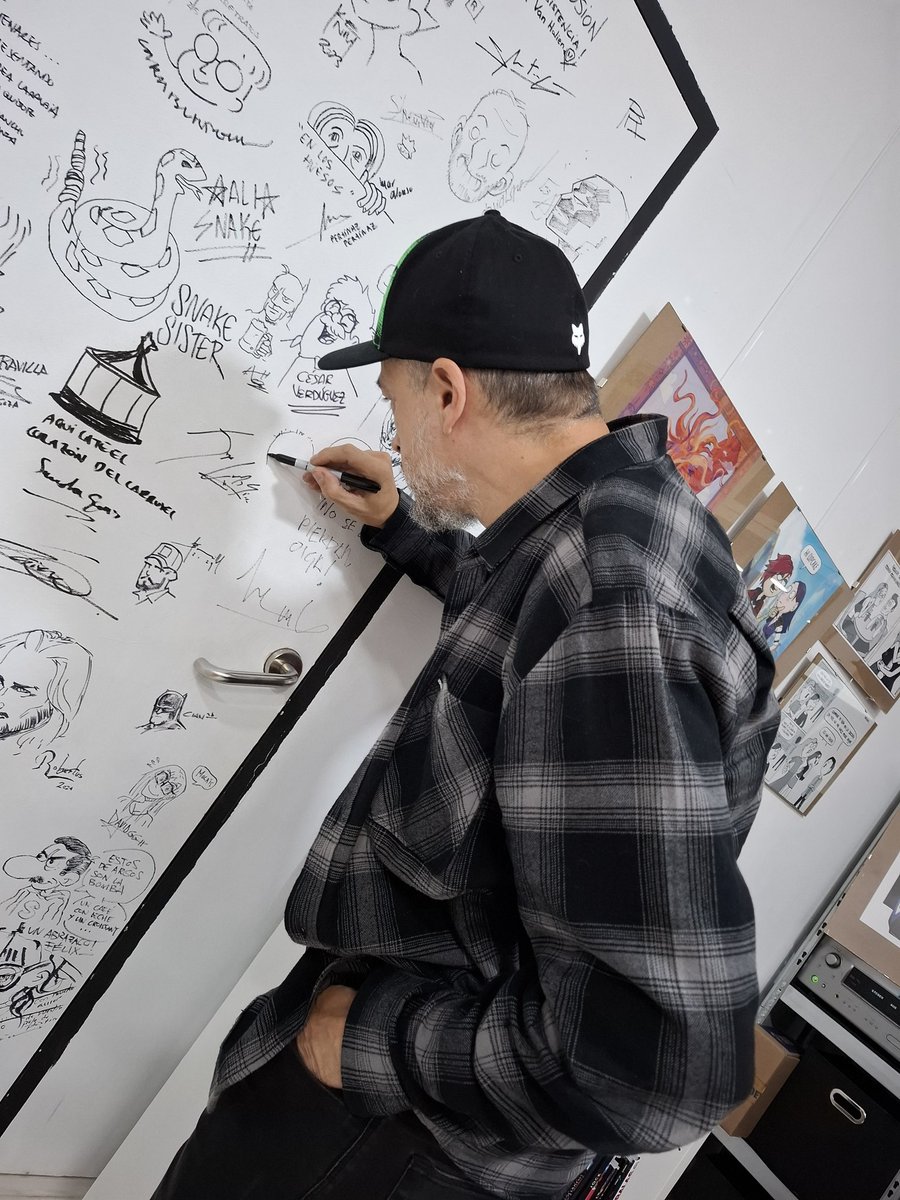 El sábado tuvimos el pedazo de gusto y honor de charlar largo y tendido con  Fernando Blanco sobre Lw0rldtr33, y estuvo francamente muy divertido e interesante. Conocimos en detalle su proceso de creación y muchas otras cosas... Y juntamos un nuevo dibujico y firma en la puerta!