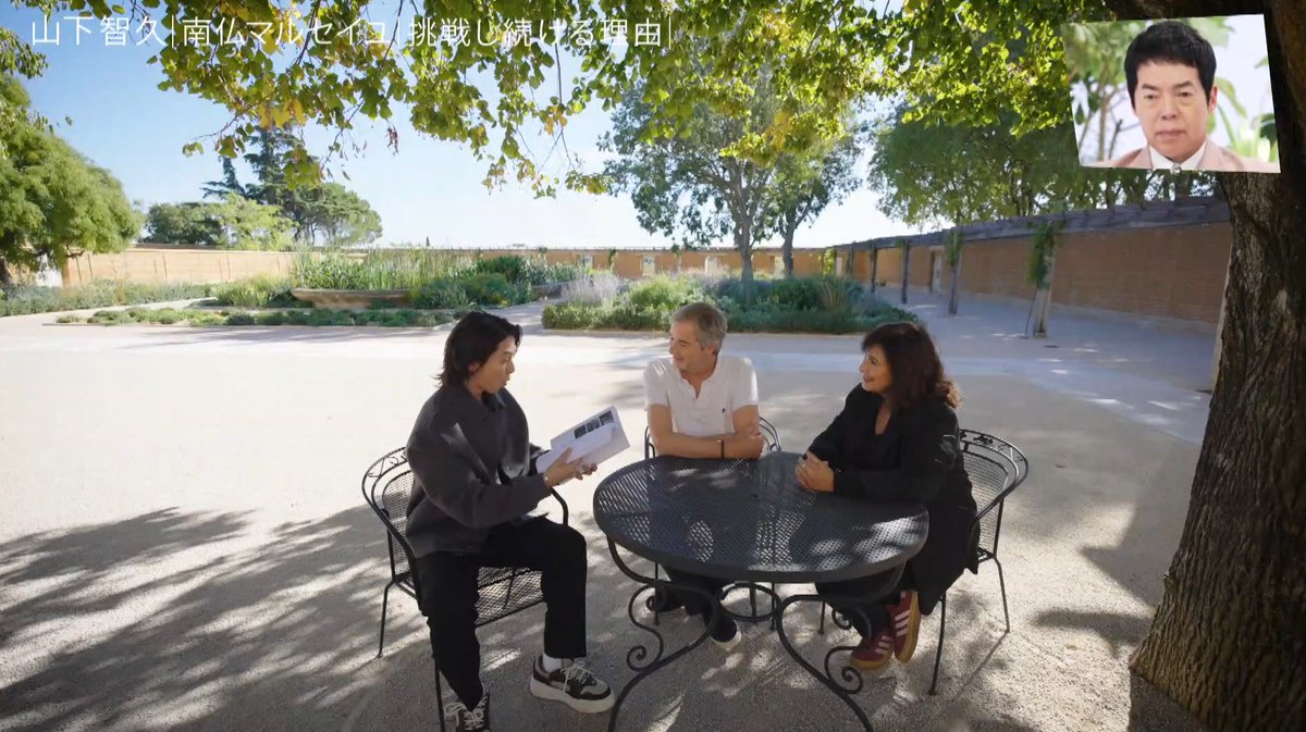 SakuraItohJoan's tweet image. この豪華な冊子が超気になる！💓
いつかどこかで購入とかできるのだろうか？
チームの為だけにしては撮影地と日付を表した世界地図とかデザインが凝ってるよね？装丁も立派そう👀撮影の日付と場所名、オフショ、スタッフのお写真等々凄い盛沢山な感じ🍷

#DropsOfGod #山下智久 #ANOTHERSKY