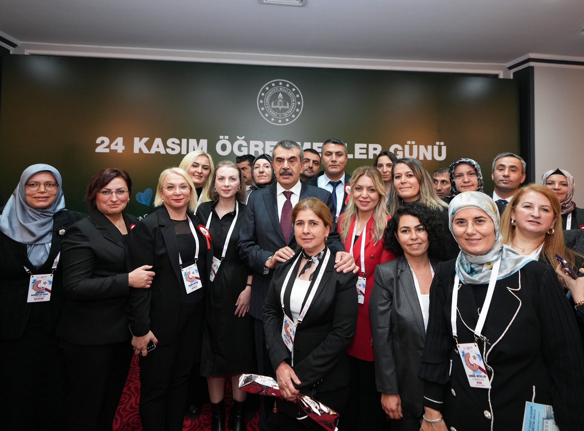 Yusuf__Tekin's tweet photo. 📍Ankara

24 Kasım Öğretmenler Günü vesilesiyle başkentimize gelen 81 il temsilcisi öğretmenimizle bir araya geldik. Öğretmenlerimizle hasbihâl ettik, 24 Kasım Öğretmenler Günlerini kutladık.

Maarif ailesi olarak hedefimiz, köklerinden beslenen, kendi özünden güç alan, aynı zamanda dünyaya yön veren; cesaretli, vatansever, idraki gelişmiş, şahsiyet sahibi bireyler yetiştirmek ve medeniyetimizi daha yükseklere taşımaktır.

Bu hedeflere ulaşırken en büyük güç kaynağımız hiç şüphesiz öğretmenlerimiz olacaktır.

Kıymetli öğretmenlerimizin 24 Kasım Öğretmenler Günü'nü tebrik ediyor, meslek yaşamlarında muvaffakiyetler diliyorum.