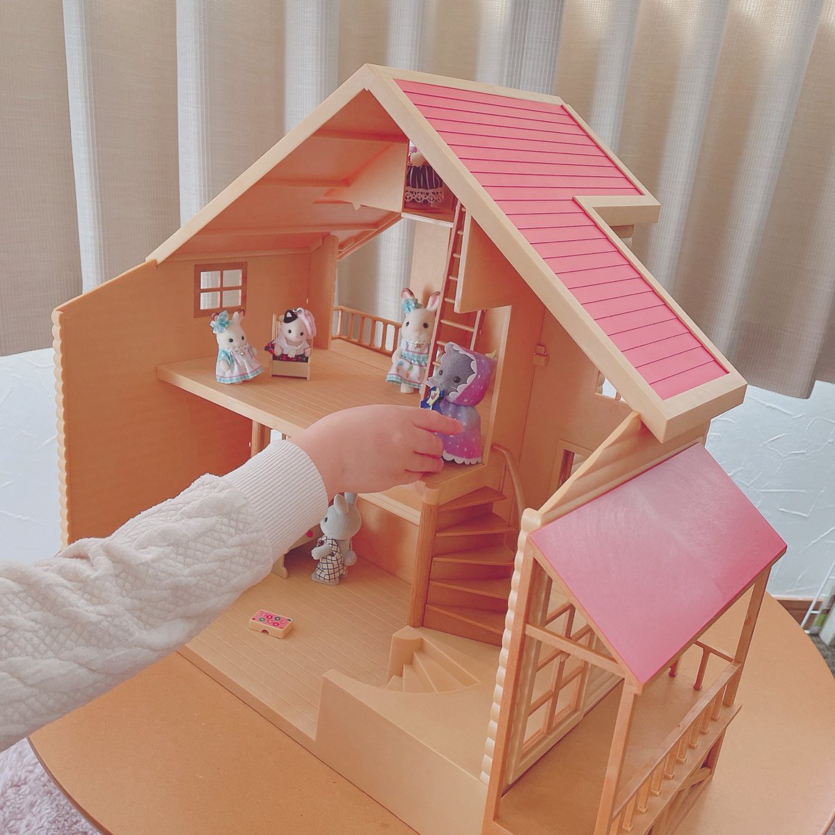 実家に私が子供の頃の
赤い屋根の大きなお家があった🥰

息子が遊んでくれて嬉しいな💓