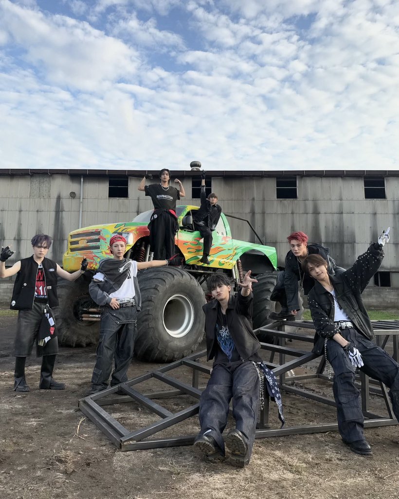 jisurng's tweet image. A time when the seven boys who turned an ordinary car into a really amazing car! Challenge after challenge has been passed along with satisfactory results.