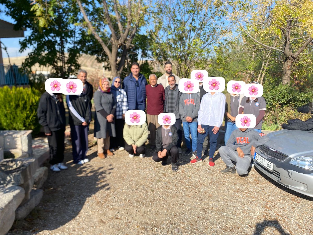 Duayen Emekli Öğretmen Nurettin BİREL hocamızı öğretmen ve öğrencilerimiz ile ziyaret ettik. Öğretmenimizin yaşamından kesitleri paylaştığı ziyaret hem öğretmenler hem de öğrenciler için özel anılar ile tamamlandı.
#hatıranyeter
<a href="/Diyarbakirmem/">Diyarbakır İl Millî Eğitim Müdürlüğü</a> 
<a href="/SurMilliEgitim/">Sur İlçe Milli Eğitim Müdürlüğü</a> 
<a href="/hasanakbulut24/">Hasan Akbulut</a>