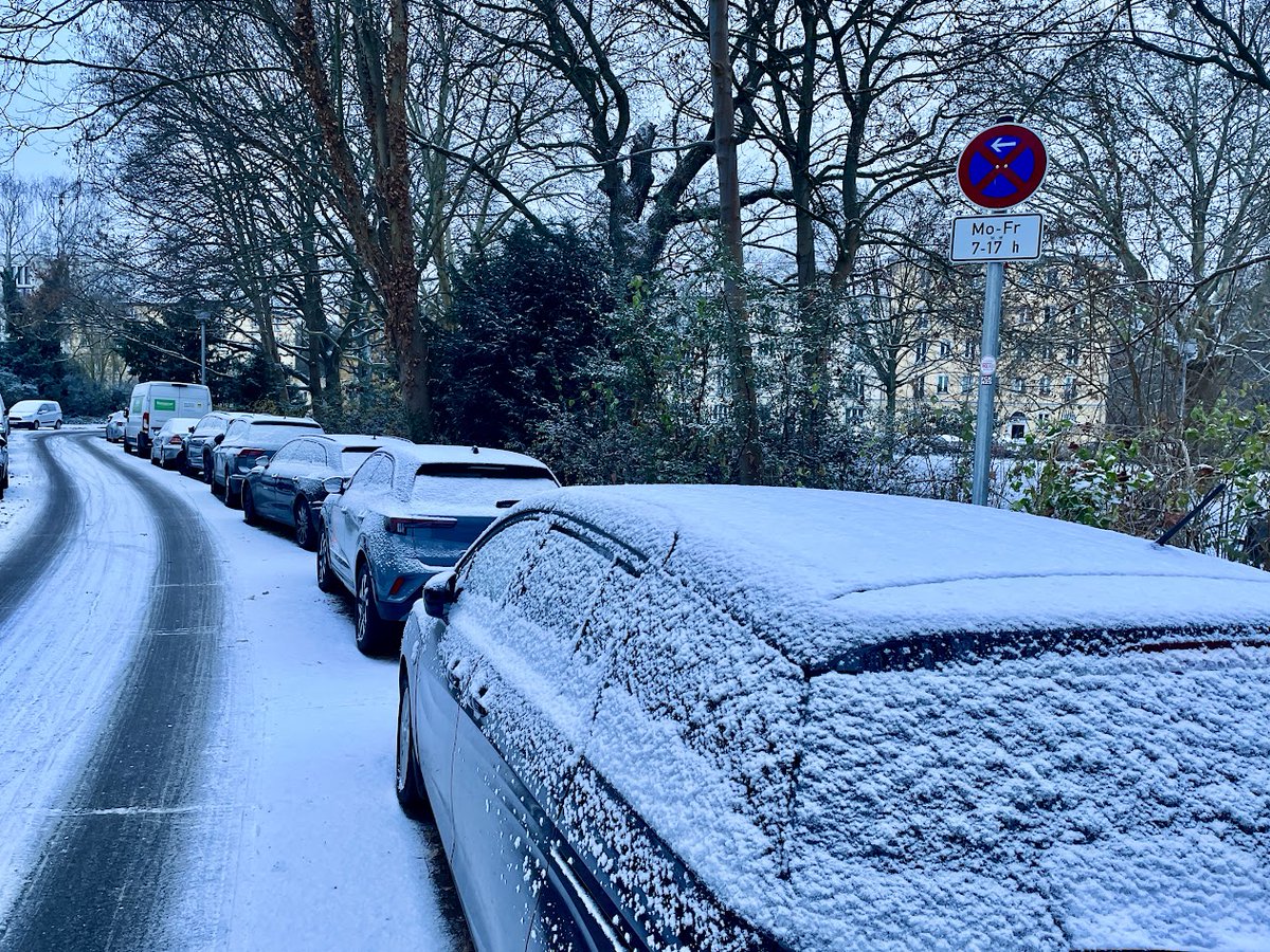 BikerPankow's tweet image. Bezirk #Pankow @BA_Pankow richtet Parkverbote in der Straße #AmSchlosspark ein, damit es im Begegnungsverkehr für alle VerkehrsteilnehmerInnen sicherer ist - und tut dann _NICHTS_ für die Durchsetzung. Dauerhaft zugeparkt.
