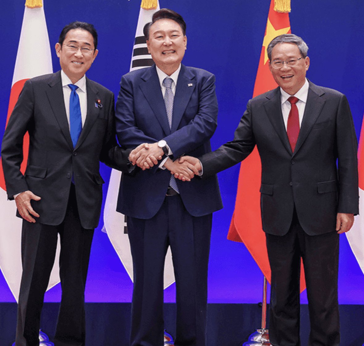 maruikaue's tweet image. 当たり前の話ですまんな

中国、韓国、日本
仲良くなれない最大の原因は、それぞれの国におるネトウヨや

「酷い事言われてる」をSNS動画にあげ、インプや再生数を稼ぐ
怒りや不安を煽ると簡単に伸びる

嫌われてると思うと、互いに嫌いになる
実際に会えば互いにリスペクトして付き合えるのに