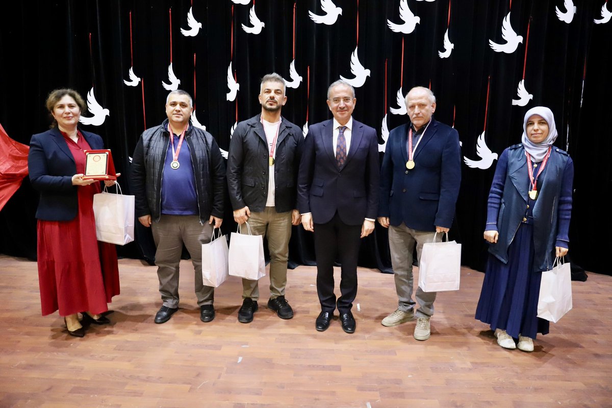 Öğretmenler Günü kutlu olsun.

📌 24 Kasım Öğretmenler Günü vesilesiyle Belediye Meydanımızda gerçekleşen törenin ardından ilçe protokolümüz ile birlikte  Kültür Merkezi'mizdeki programa katıldık. 

Emeği geçenlere teşekkür ediyor; öğretmen ve öğrencilerimizi kutluyorum.