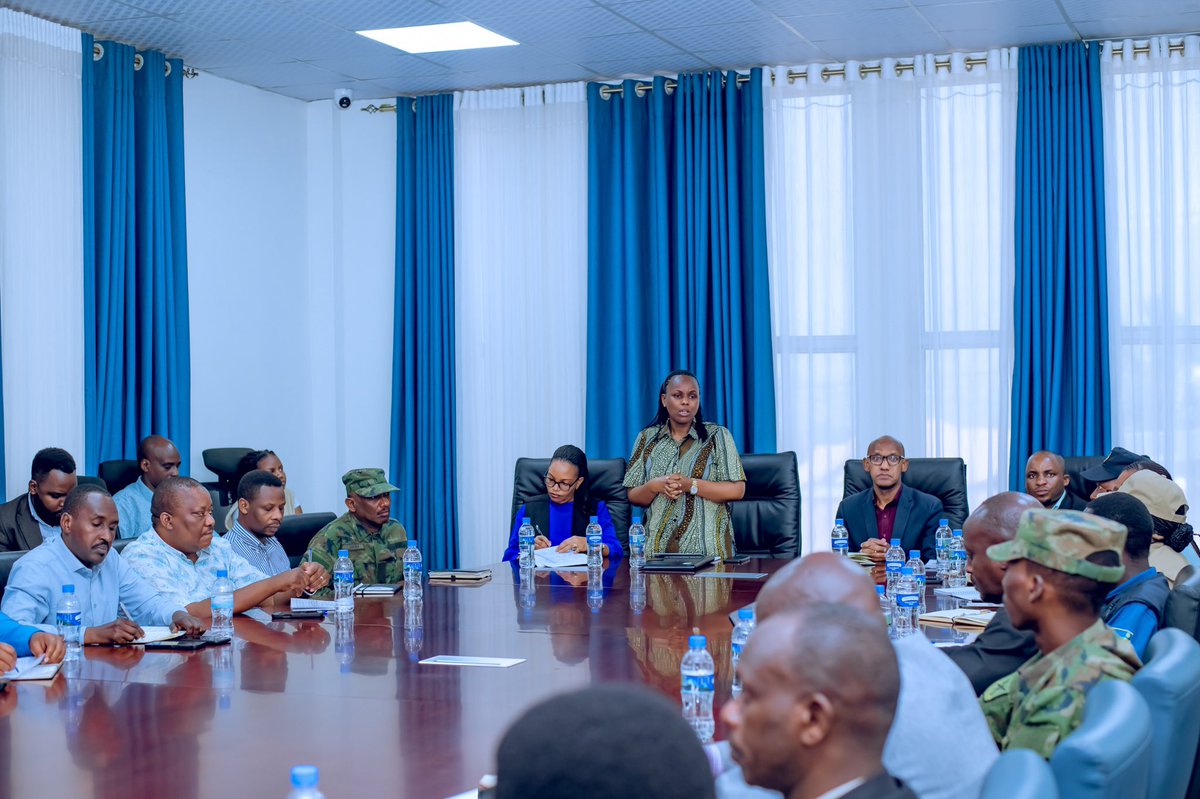 RwandaParliamnt's tweet photo. Mu Turere twose mu Ntara, Abadepite batangiye urugendo rusange harebwa ibijyanye iterambere ry’imijyi, imiturire n’imikoreshereze y’ubutaka”.
Ibiganiro ku rwego rw’akarere byabanjirijwe no kugaragaza uko buri Karere kakemuye ibibazo by’abaturage byagejejwe ku Badepite mu ngendo ziheruka.
#DepiteMuBaturage