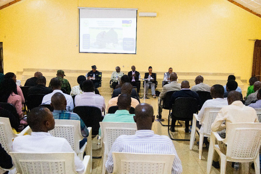 RwandaParliamnt's tweet photo. Mu Turere twose mu Ntara, Abadepite batangiye urugendo rusange harebwa ibijyanye iterambere ry’imijyi, imiturire n’imikoreshereze y’ubutaka”.
Ibiganiro ku rwego rw’akarere byabanjirijwe no kugaragaza uko buri Karere kakemuye ibibazo by’abaturage byagejejwe ku Badepite mu ngendo ziheruka.
#DepiteMuBaturage
