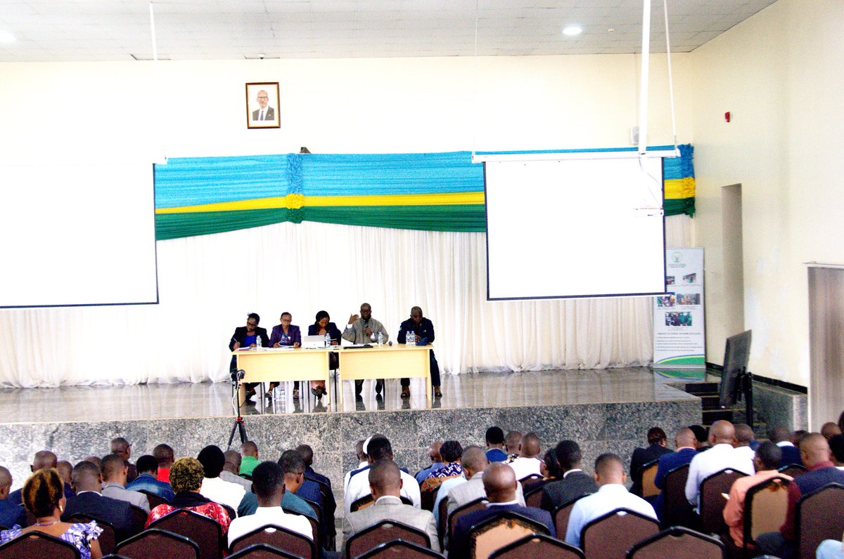 RwandaParliamnt's tweet photo. Mu Turere twose mu Ntara, Abadepite batangiye urugendo rusange harebwa ibijyanye iterambere ry’imijyi, imiturire n’imikoreshereze y’ubutaka”.
Ibiganiro ku rwego rw’akarere byabanjirijwe no kugaragaza uko buri Karere kakemuye ibibazo by’abaturage byagejejwe ku Badepite mu ngendo ziheruka.
#DepiteMuBaturage
