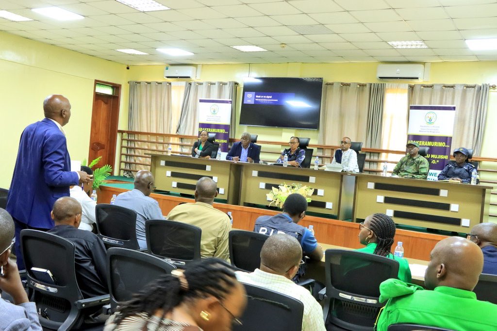RwandaParliamnt's tweet photo. Mu Turere twose mu Ntara, Abadepite batangiye urugendo rusange harebwa ibijyanye iterambere ry’imijyi, imiturire n’imikoreshereze y’ubutaka”.
Ibiganiro ku rwego rw’akarere byabanjirijwe no kugaragaza uko buri Karere kakemuye ibibazo by’abaturage byagejejwe ku Badepite mu ngendo ziheruka.
#DepiteMuBaturage