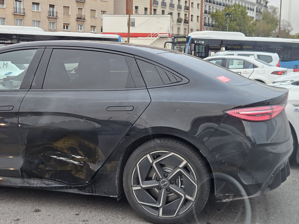 madrid_utopicus's tweet image. Los #VTC &quot;coches de choque&quot;de #Madrid: muchos llenos de golpes y raspones (además de sucios). Será que sus conductores no saben circular? que no tienen seguro a todo riesgo? que las  administraciones no estan supervisando como deben? @Uber @cabify_espana @boltapp @bcarabante