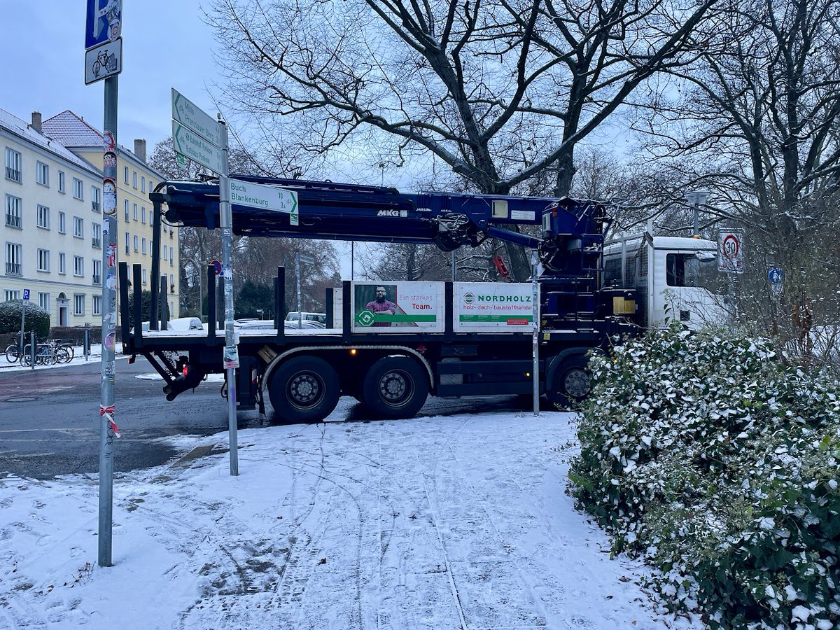 BikerPankow's tweet image. Kleine Extra-Challenge für Schulkinder und andere, die zu Fuß und mit dem Rad unterwegs sind - Kreuzung und Fußweg von einem LKW komplett zugeparkt. Mindestens von 7.30 bis 8.30 Uhr. #Ossietzkystraße #Pankow