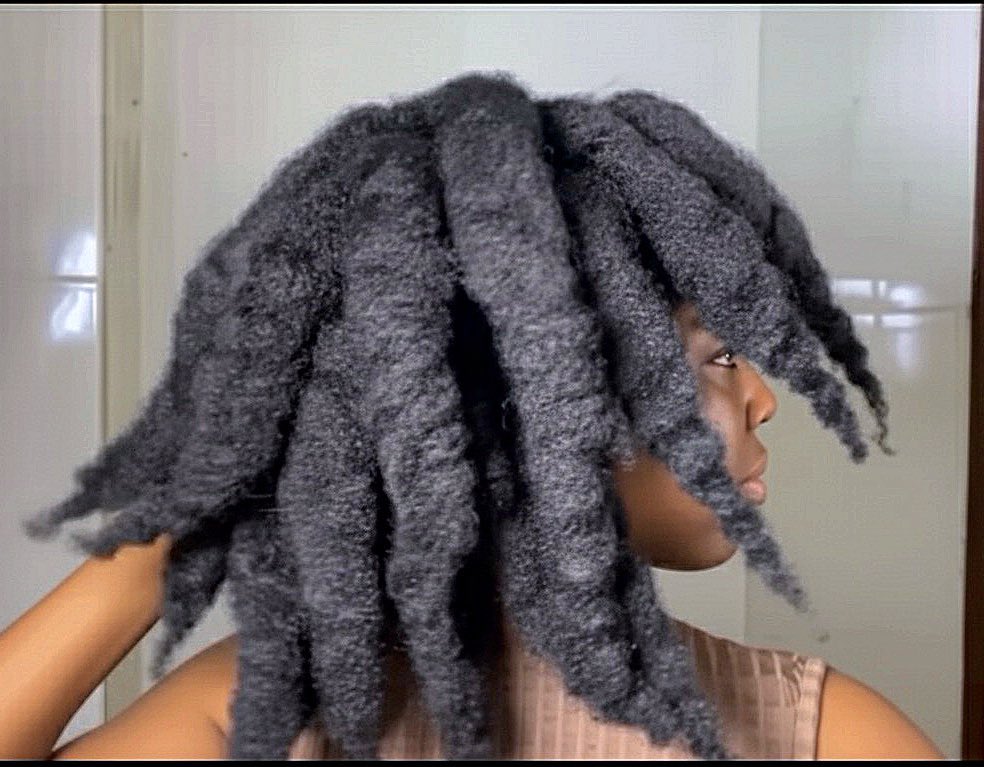 caroline__ao's tweet image. Before you go on to buy another hair growth product, PAUSE! You don’t need a shelf full of products. You need the right ones. Here are the 5 core essentials your hair literally relies on to thrive &amp;amp; grow. 

First things first, we&apos;re focusing on growing healthy hair, because with…